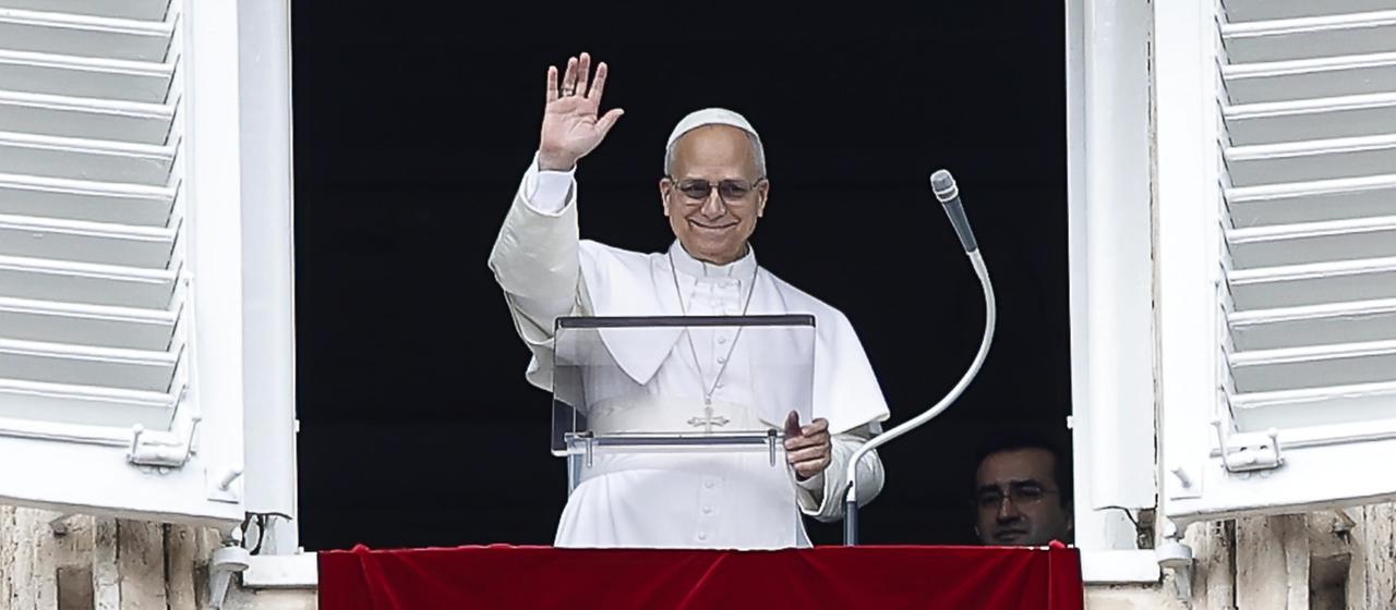 Papst Leo XIV. winkt aus dem Fenster des Apostolischen Palastes