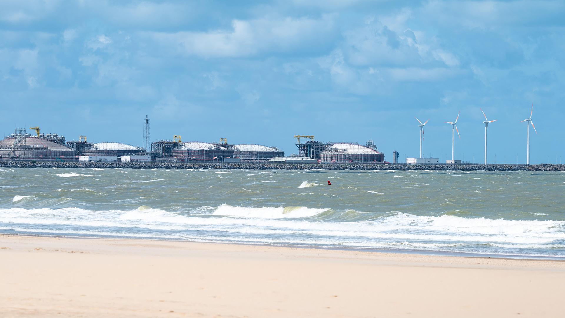 LNG-Terminal im belgischen ZeebrÃ¼gge. | picture alliance / Zoonar