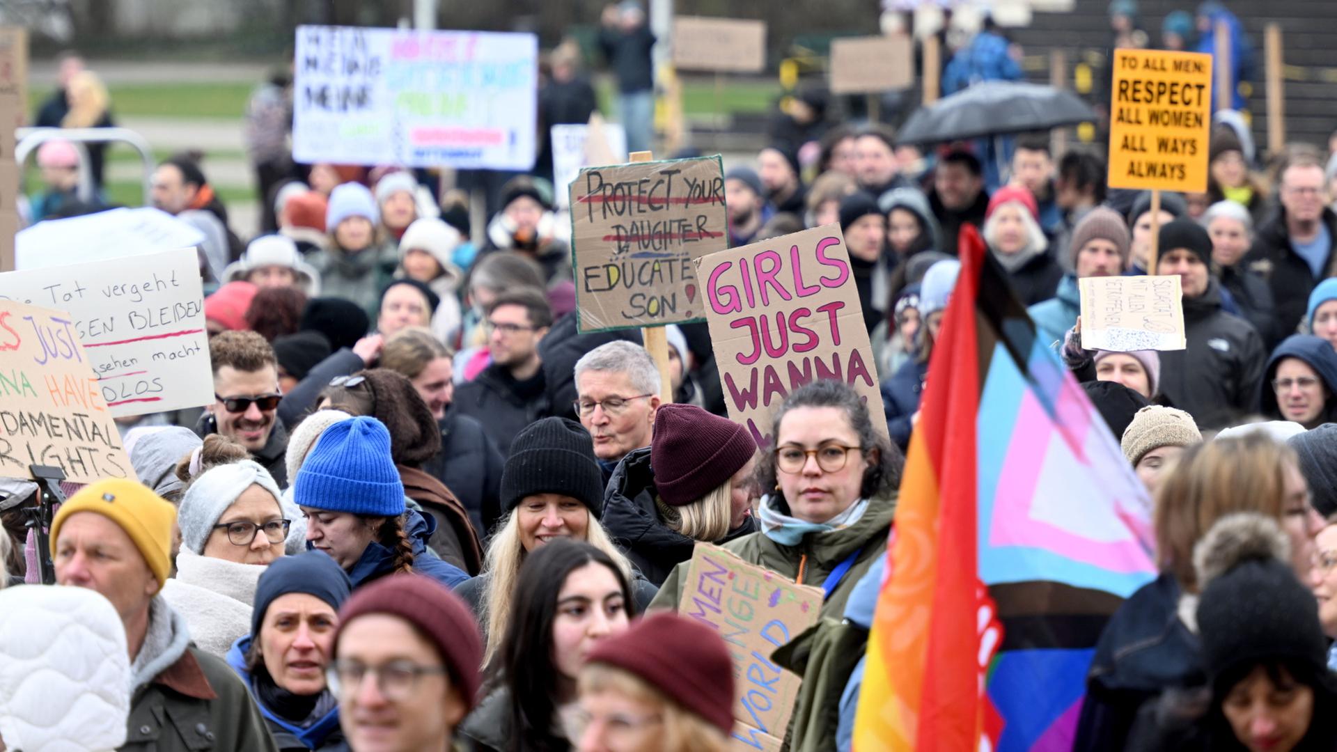Teilnehmende der Demo gegen sexualisierte Online-Gewalt | Felix Hörhager/dpa