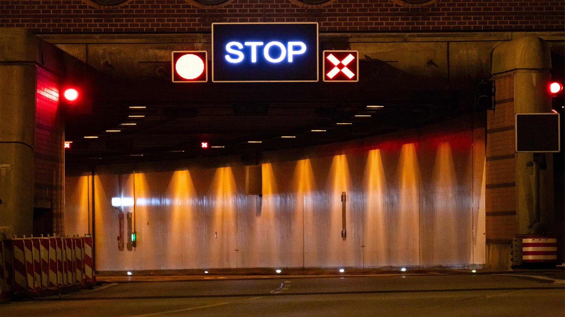 Leuchttafel Ã¼ber einer Elbtunnel-RÃ¶hre mit Aufschriften wie 
