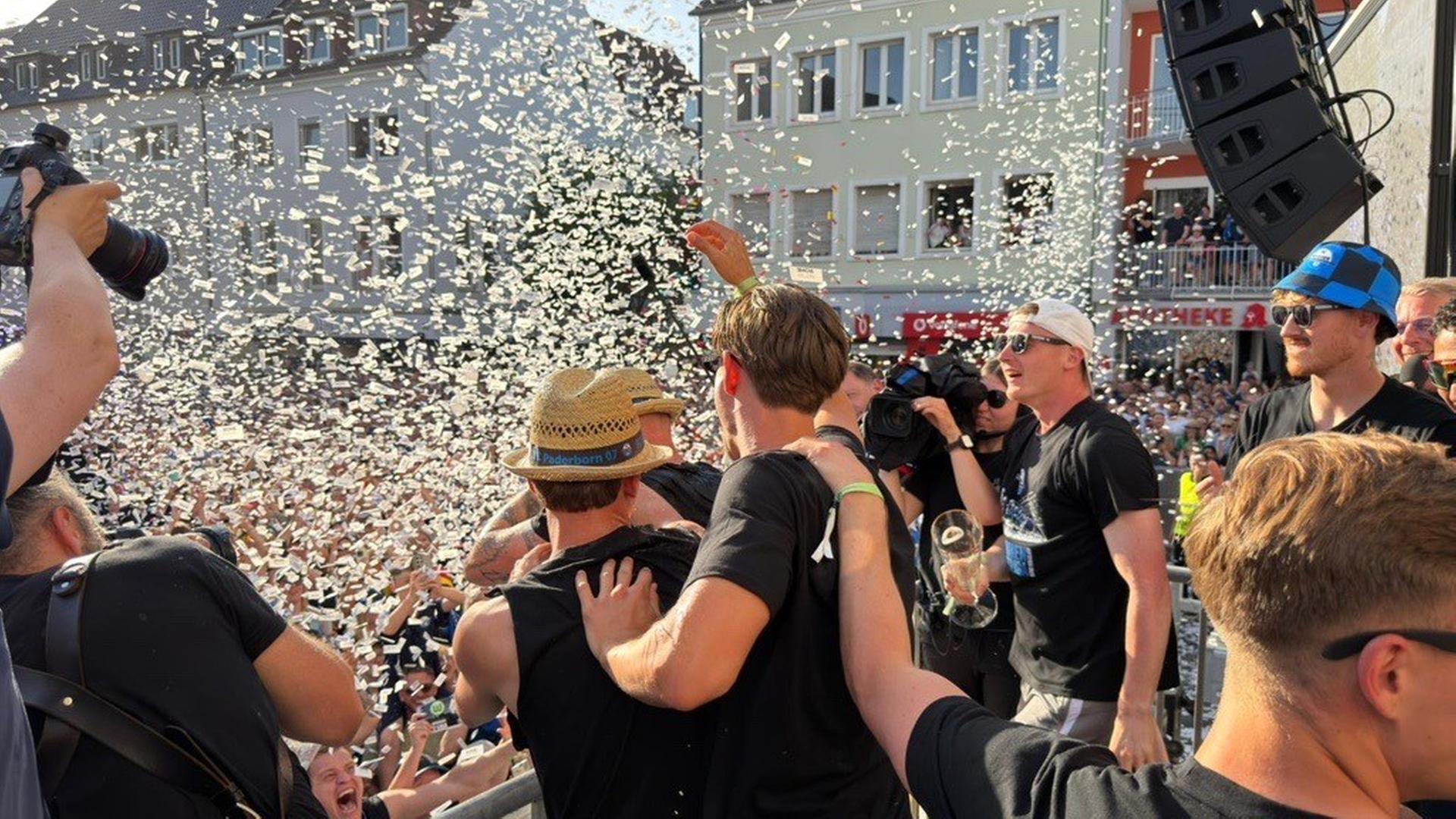 SC Paderborn in der Bundesliga: Tausende bei Aufstiegsfeier am Rathaus