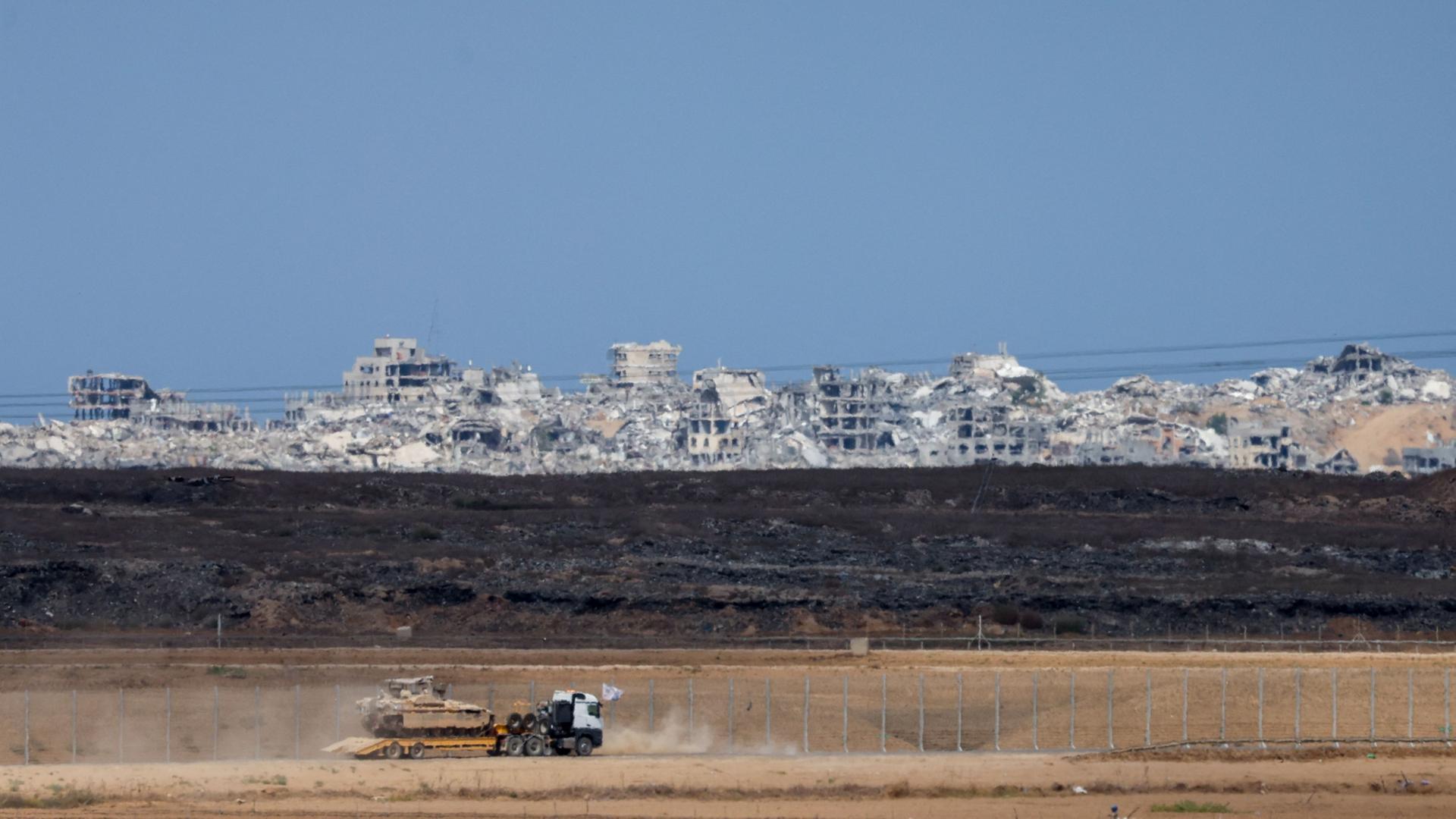 Blick auf zerstörte Gebäude im Gazastreifen von der israelischen Grenze aus | AFP