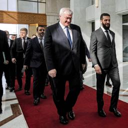 Andrij Sybiha (vierter von links) und Asaad al-Schaibani (fünfter von rechts)