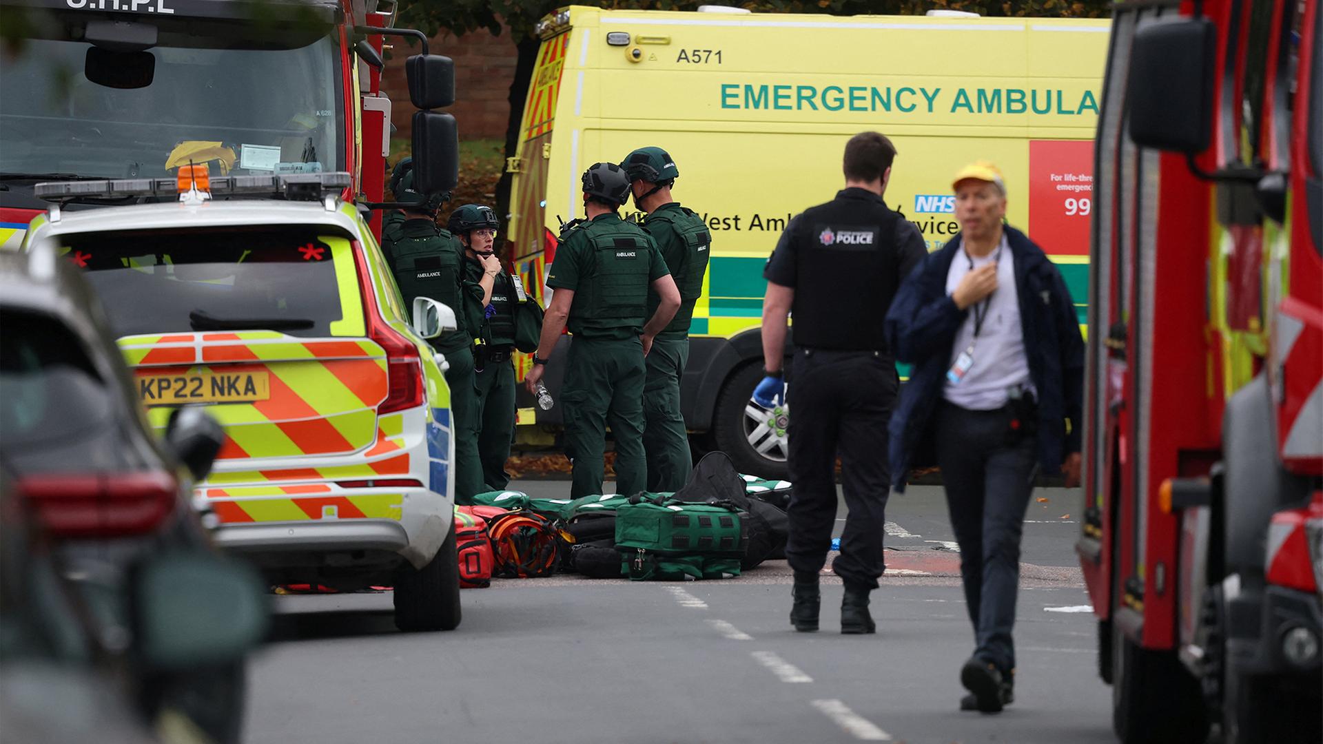Polizei- und Krankenwagen stehen vor einer Synagoge in Manchester. | REUTERS