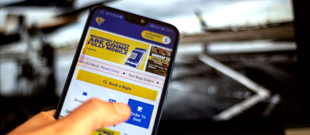 Ticketbuchung am Smartphone mit der Ryanair App.