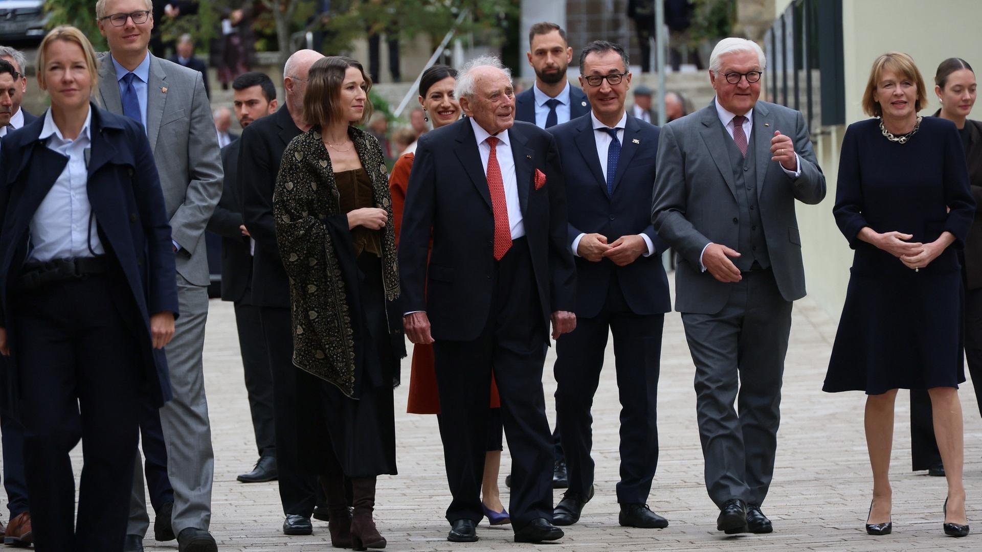 Bundespräsident Steinmeier und Ministerpräsident Özdemir sind mit Kunstmäzen Reinhold Würth (von rechts) auf dem Weg zur Eröffnung des Erweiterungsbaus der Kunsthalle Würth in Schwäbisch Hall | SWR