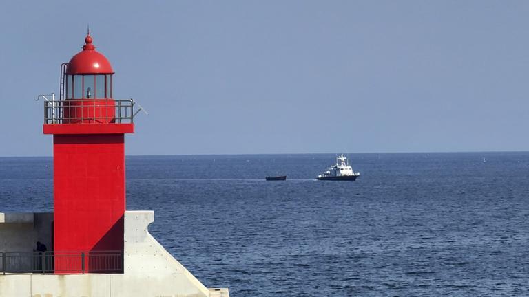 Ein kleines Holzboot wird in einen Hafen in Yangyang, Südkorea, geschleppt.