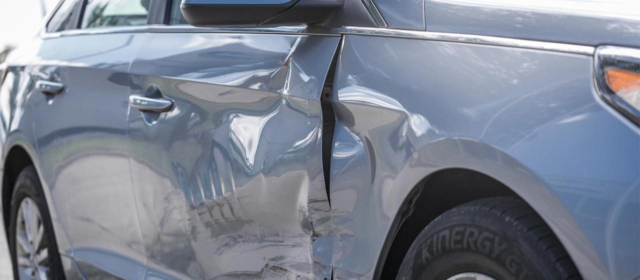 Blick auf ein beschädigtes Auto.