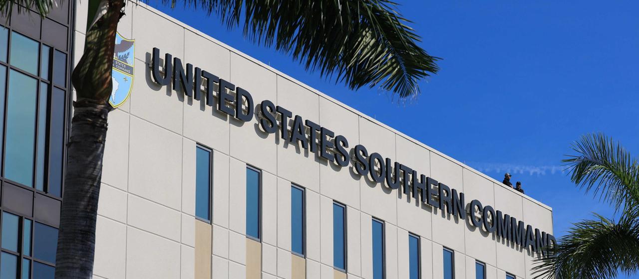 Ein Schriftzug am Sitz des United States Southern Command.