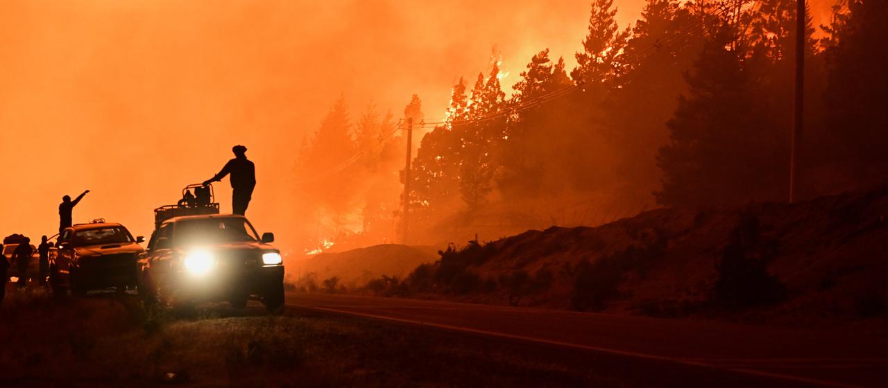 Feuerwehrleute kämpfen gegen die Flammen in Patagonien