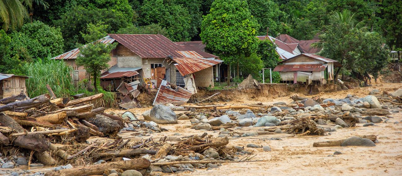 Geröll ist in einem Überschwemmungsgebiet in Padang (Provinz West-Sumatra, Indonesien) zu sehen.