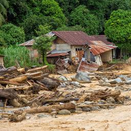 Geröll ist in einem Überschwemmungsgebiet in Padang (Provinz West-Sumatra, Indonesien) zu sehen.
