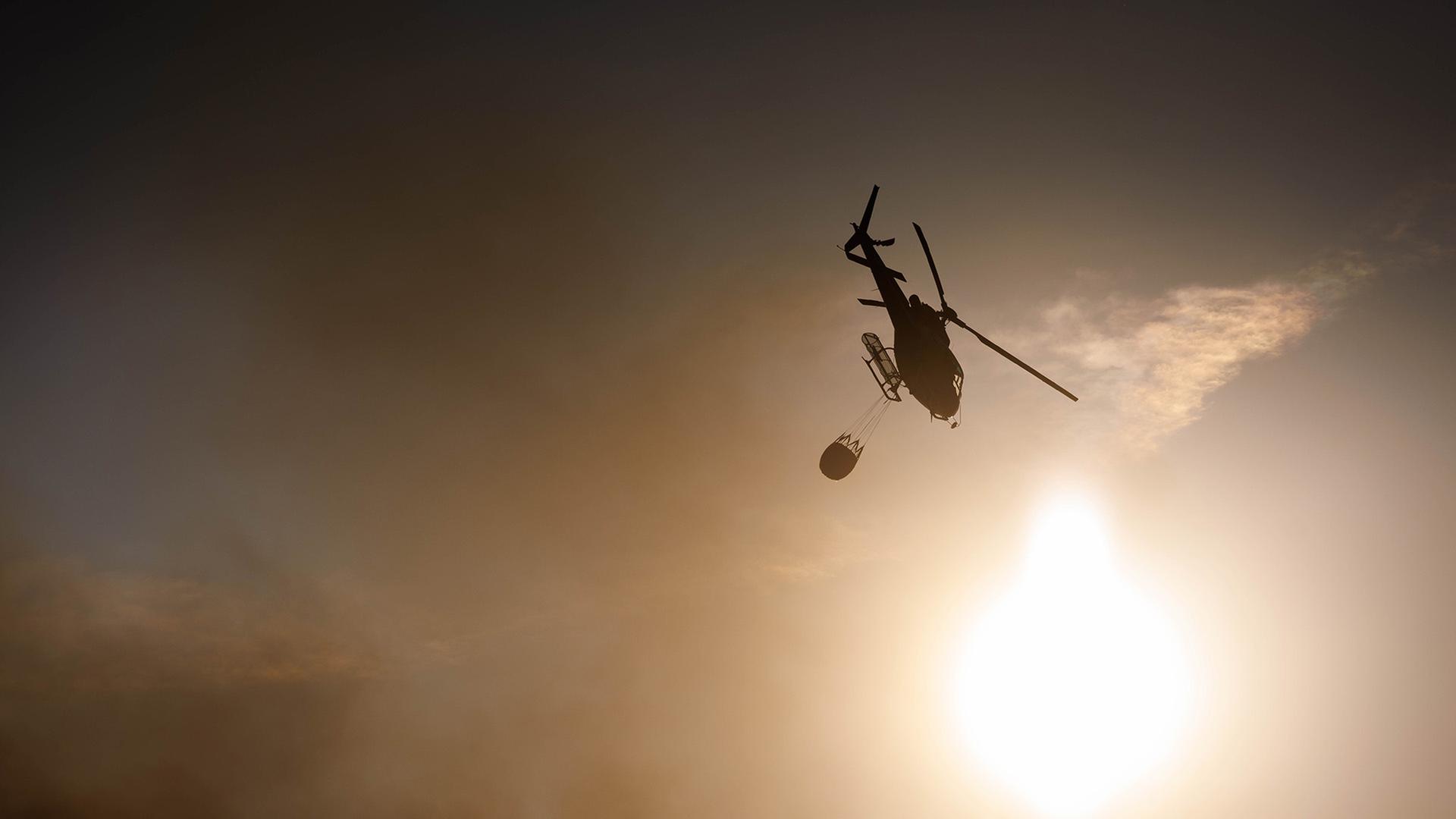 Hubschrauber in Portugal, Panzersperren in Lettland, Radfahrer in Peking