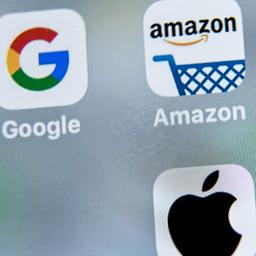 Die Logos von Google, Apple, Facebook und Amazon sind auf einem Bildschirm zu sehen.