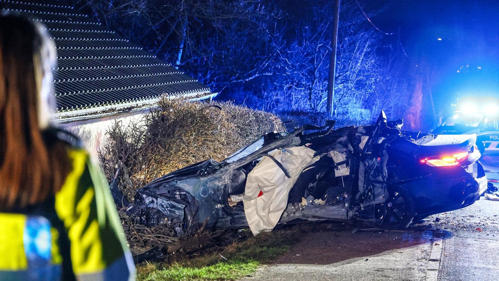 Auto kracht in Hauswand in Ennepetal: Fahrer stirbt
