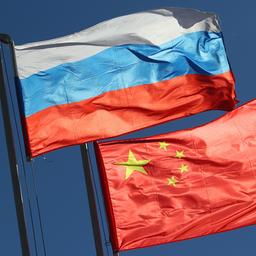 Die Flaggen von Russland und China