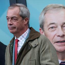 Nigel Farage vor einem Bild seiner selbst.