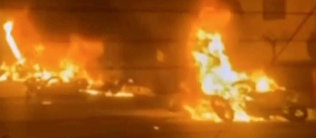 Dieses Videostandbild aus dem iranischen Staatsfernsehen zeigt brennende Fahrzeuge während nächtlicher Massenproteste. (Archivbild: 08.01.2026)