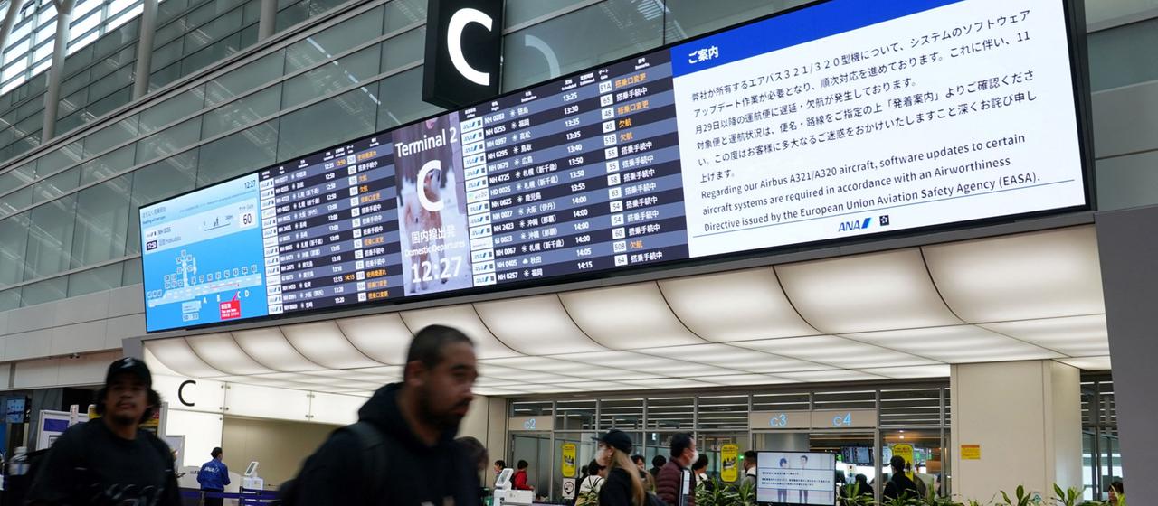 Eine Anzeigentafel im Flughafen vom Tokio weist auf Ausfälle und Verspätungen durch die Airbus-Rückrufe hin.