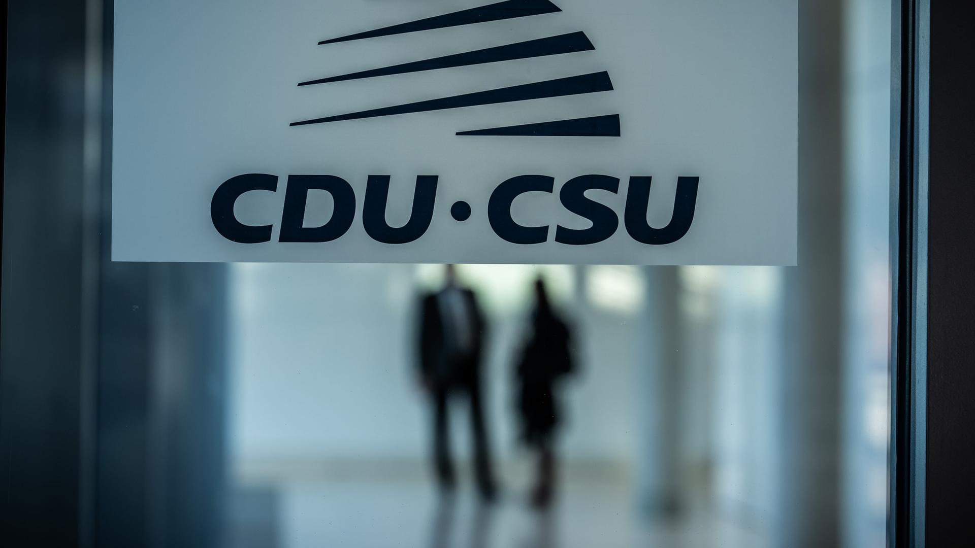 CDU und CSU steht an einer Glasfront | dpa