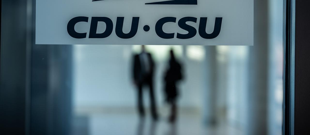 CDU und CSU steht an einer Glasfront