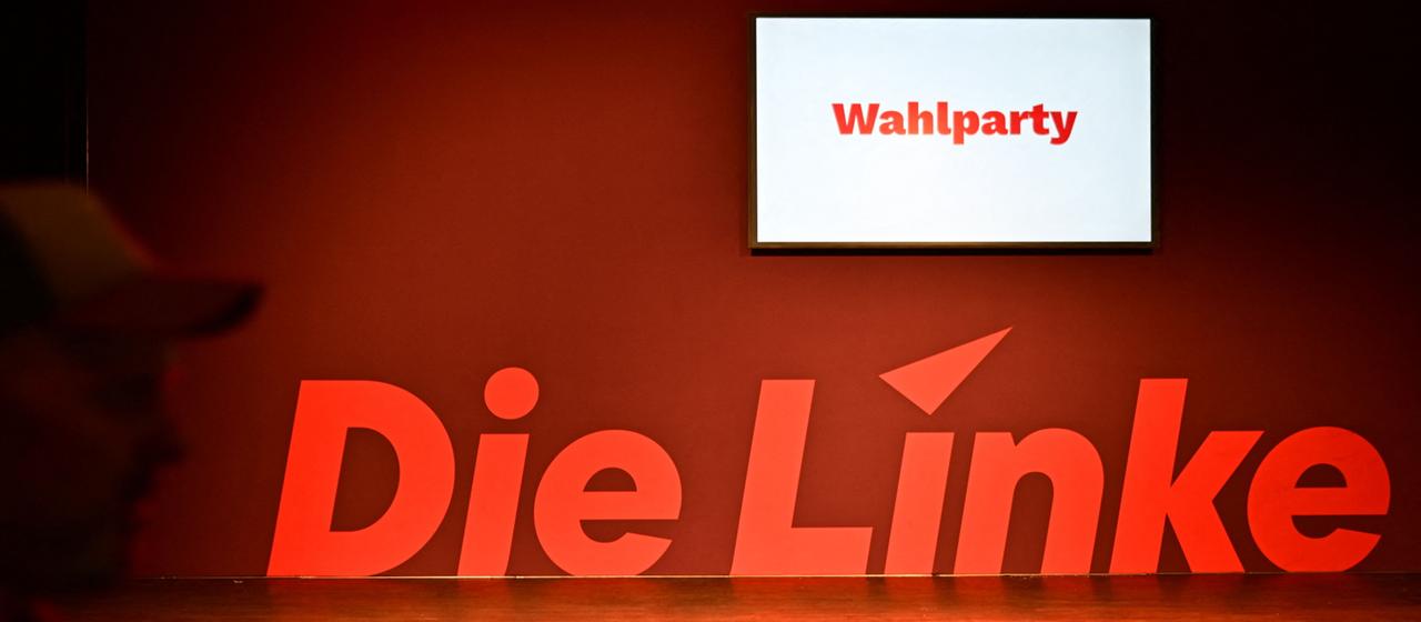 Blick auf die Bühne mit dem Schriftzug "Die Linke" bei der Wahlparty der Berliner Linken im Festsaal Kreuzberg