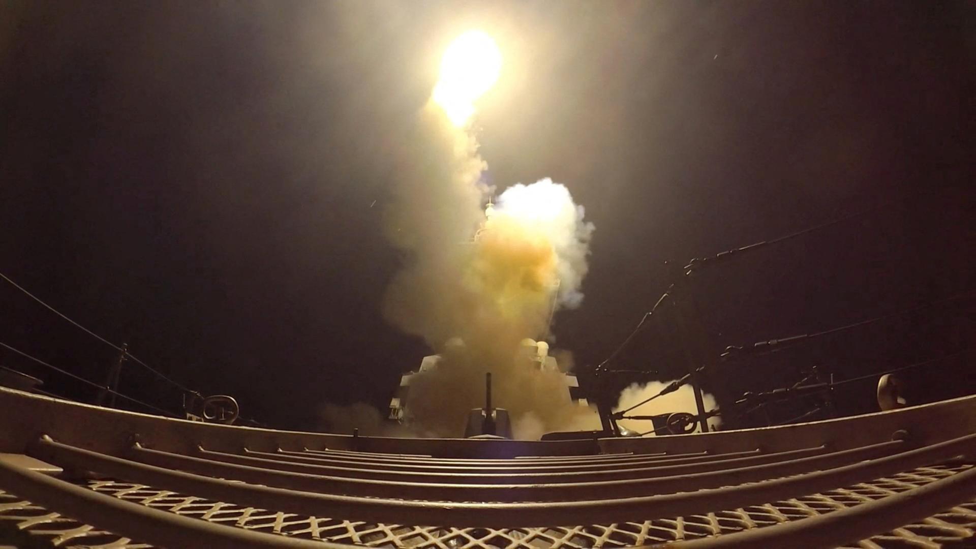 Eine Rakete wird von einem US-Kriegsschiff auf Iran abgefeuert. | via REUTERS
