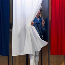Eine Frau kommt aus einer Wahlkabine in Frankreich