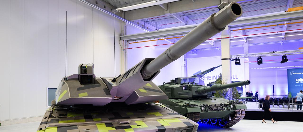 Die Panzermodelle Panther KF51 und Leopard stehen im  Artilleriewerk von Rheinmetall