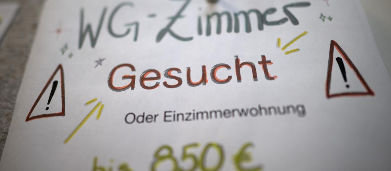 Ein Aushang für die Suche eines WG-Zimmers oder einer Einzimmerwohnung für Studierende