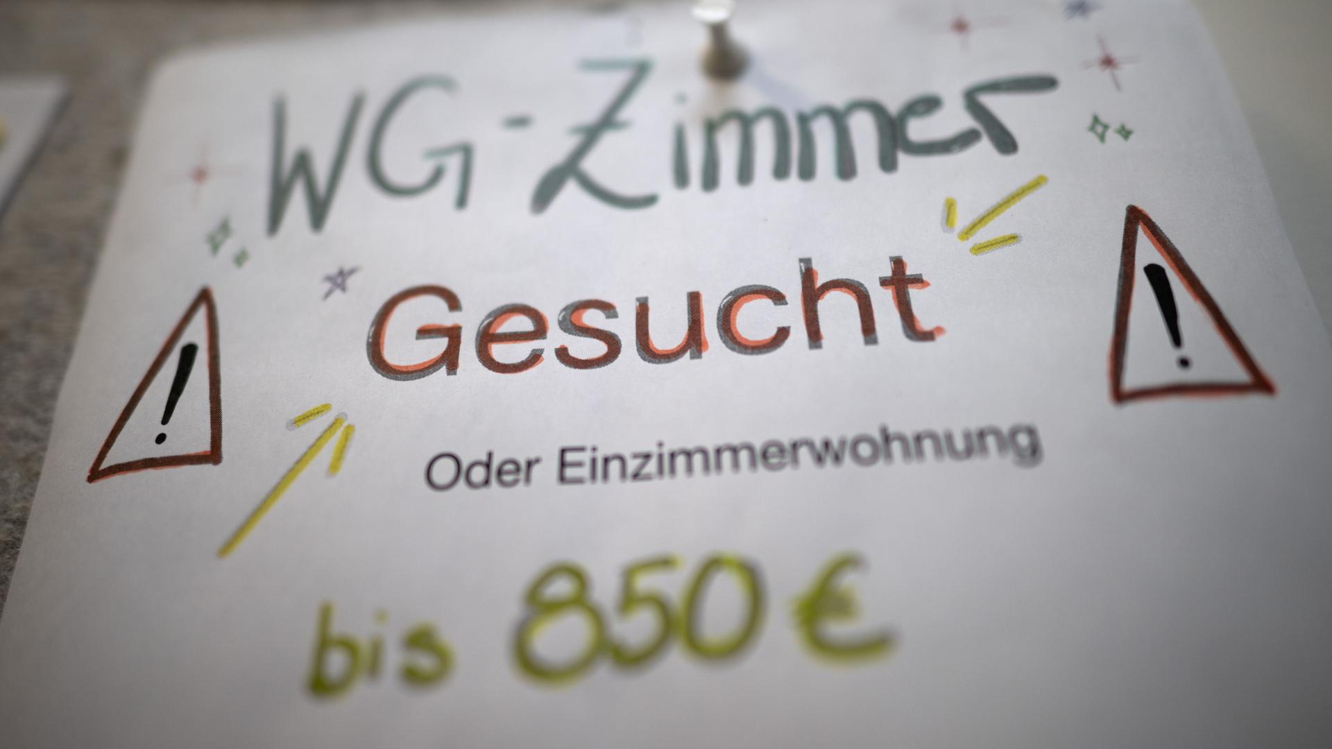 Ein Aushang für die Suche eines WG-Zimmers oder einer Einzimmerwohnung für Studierende | dpa