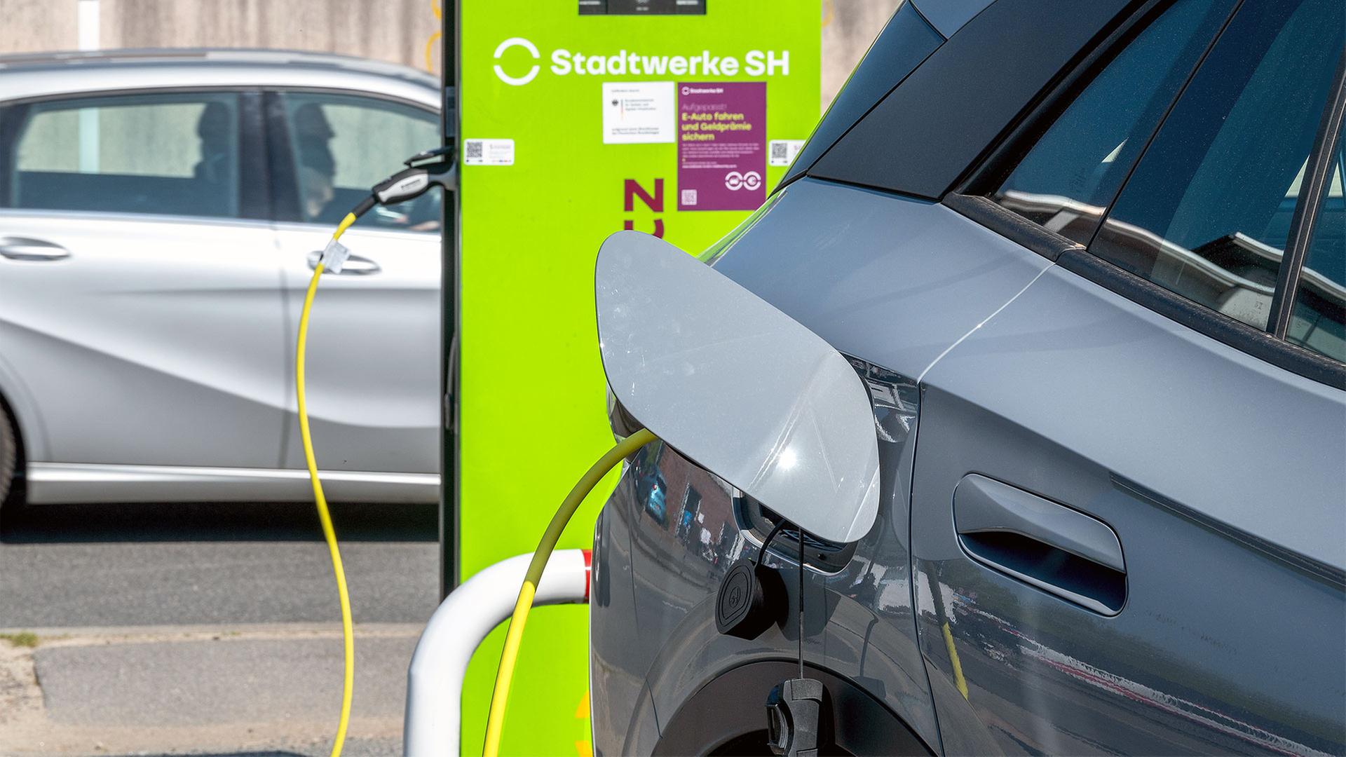 E-Auto an einer Ladesäule. | picture alliance / SULUPRESS.DE