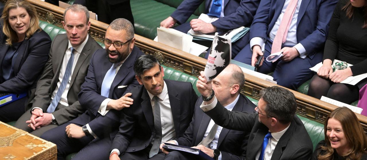 Der britische Premier Sunak sitzt neben Abgeordneten im Unterhaus