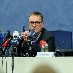Horst Walter Nopens (links) und Tom-Oliver Langhans bei einer Pressekonferenz von Polizei und Staatsanwaltschaft in Magdeburg