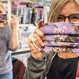 Frauen mit selbstgenähten Masken