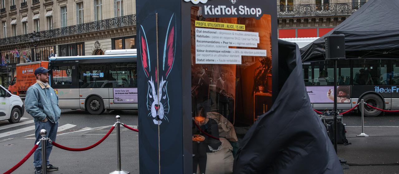 Ein Mann betrachtet eine Installation mit dem Titel „Kid Tok Shop“, die von Amnesty International Frankreich auf der Place de l'Opera in Paris enthüllt wurde.