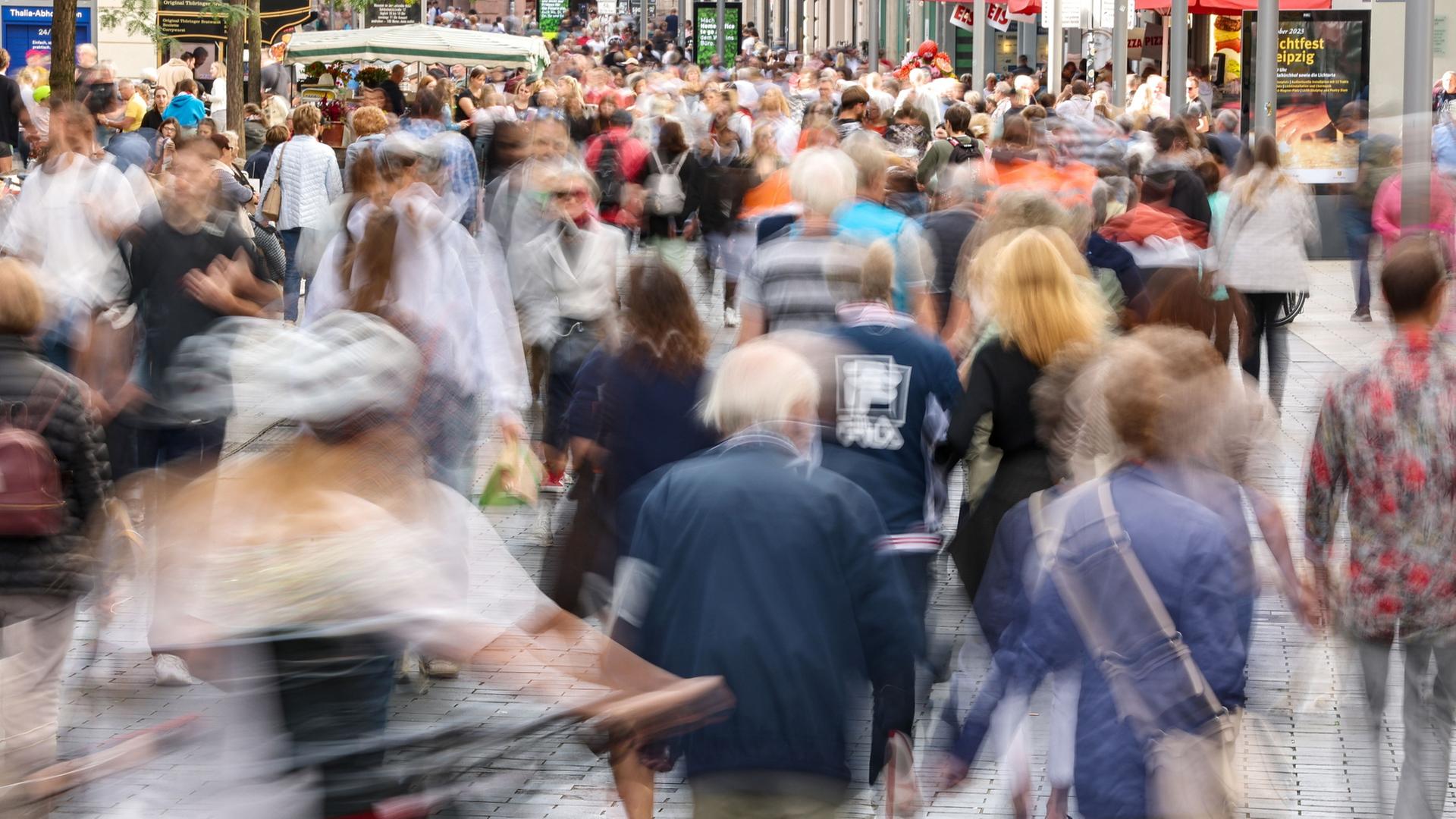 Menschen gehen durch eine FuÃgÃ¤ngerzone | Jan Woitas/dpa