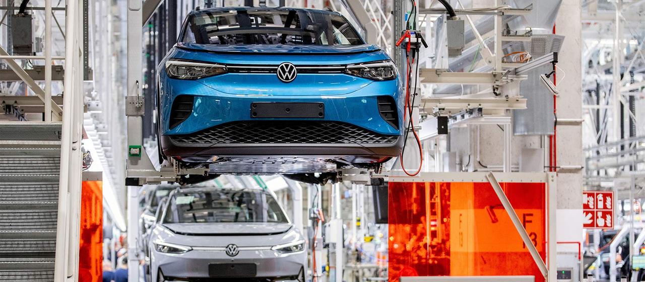 Volkswagen factory, ID.4 (front) and ID.7 vehicles on an assembly line.