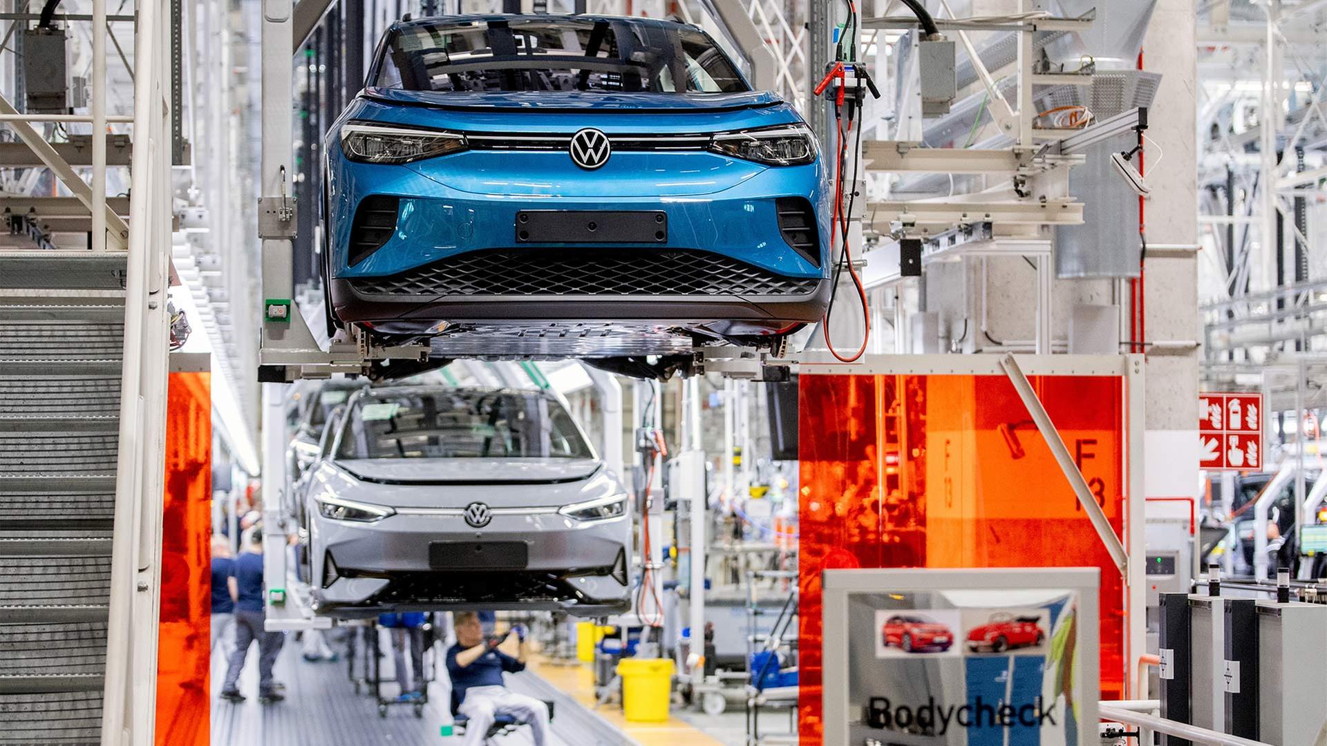 Werk von Volkswagen, an einem Fließband Fahrzeuge vom Typ ID.4 (vorne) und ID.7. | picture alliance/dpa