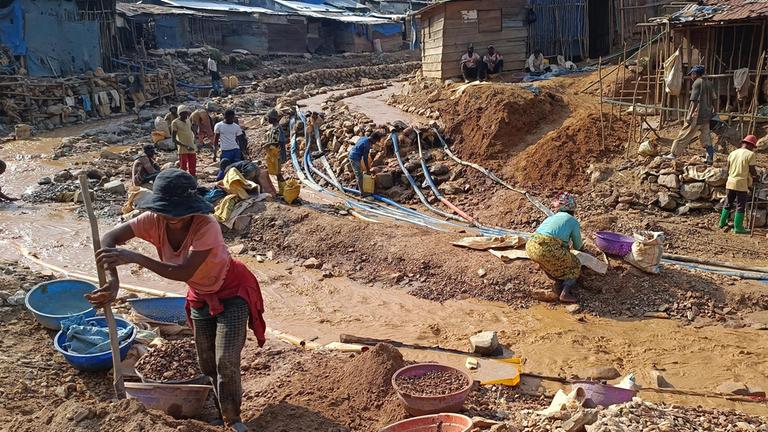 Arbeiterinnen, darunter auch Kinder, arbeiten in einer Kobaltmine unter sehr schlechten Bedingungen in der Provinz Süd-Kivu in der Demokratischen Republik Kongo.