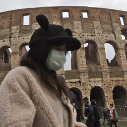 Eine Touristin aus China trägt während eines Besuchs des Kolosseums einen Mundschutz.