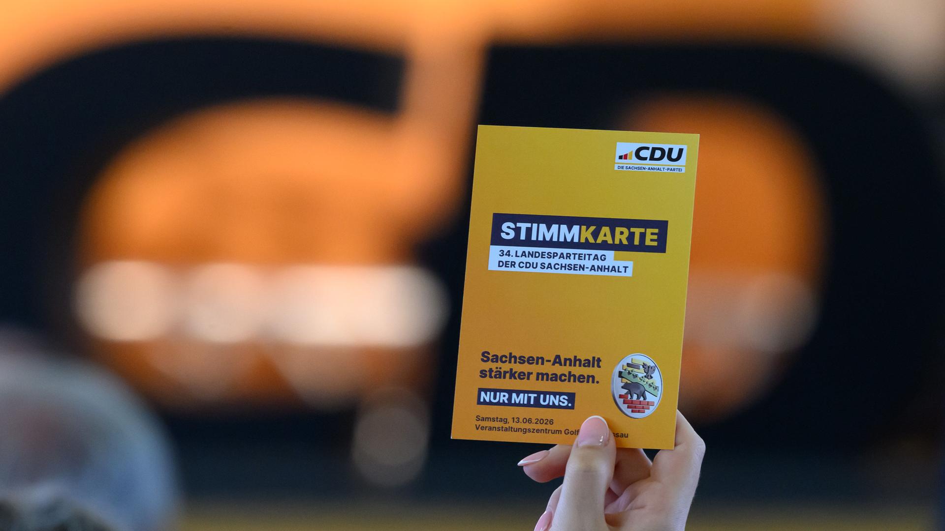 CDU-Mitglied hÃ¤lt Stimmzettel beim Landesparteitag in Sachsen-Anhalt hoch. | dpa
