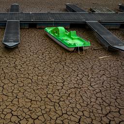 Ein Tretboot liegt an einem Anleger im etwa 100 km nördlich von Barcelona gelegenen ausgetrockneten "Pantà de Sau"-Stausee.