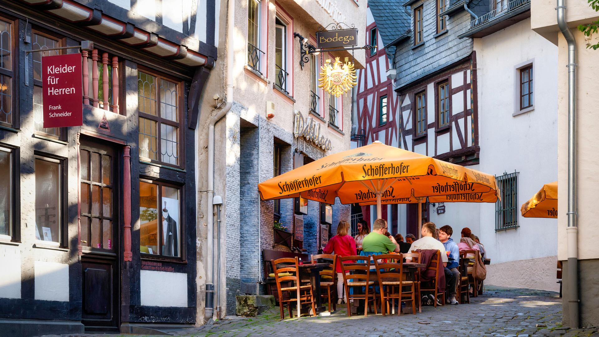 Gastronomie in einer malerischen Altstadtgasse in Limburg  | picture alliance / CHROMORANGE