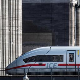 Ein ICE 4 fährt am Morgen in der Berliner Innenstadt in Richtung Hauptbahnhof.