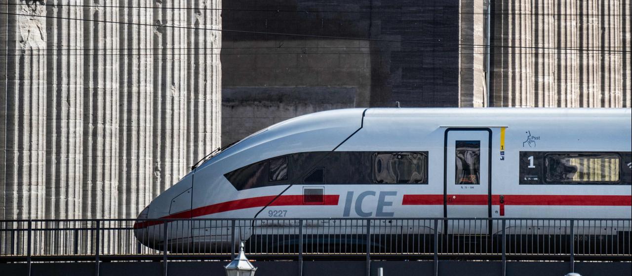 Ein ICE 4 fährt am Morgen in der Berliner Innenstadt in Richtung Hauptbahnhof.