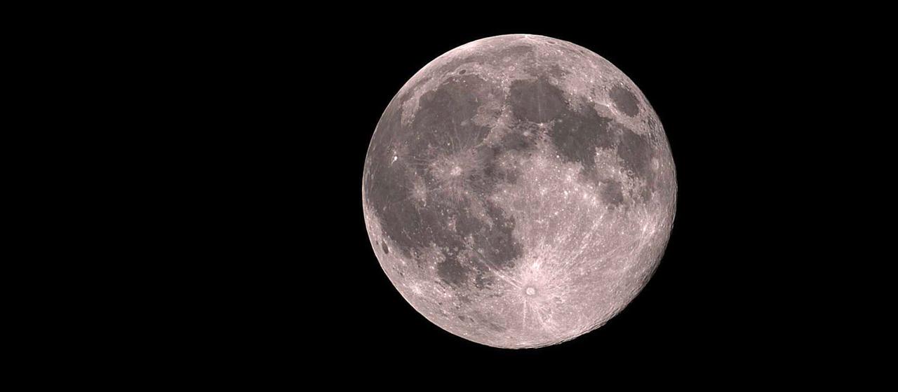 Der Vollmond mit dem sichtbaren Mondkrater Tycho.