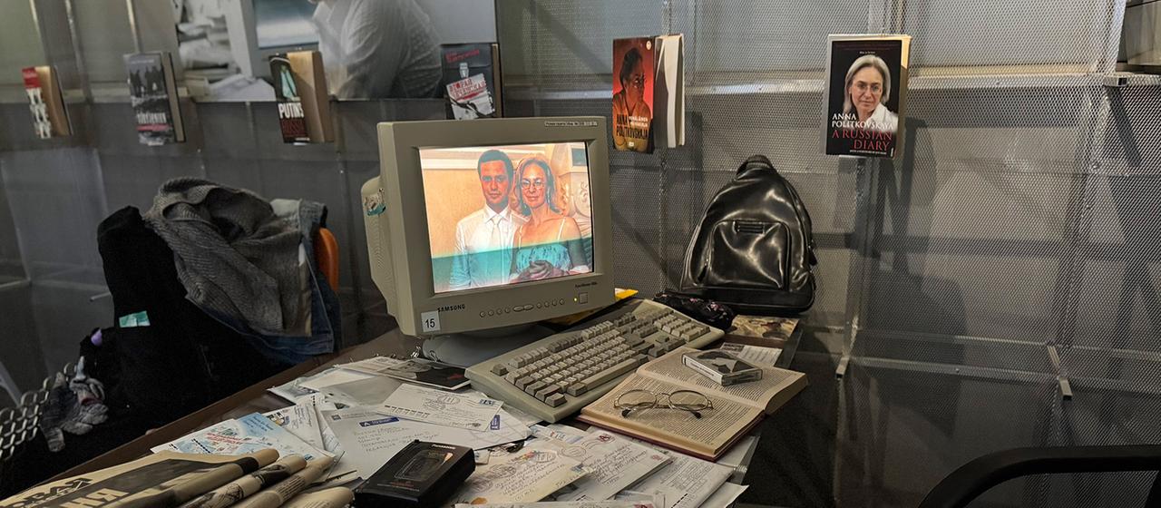 Ein Bild von Anna Politkowskaja auf ihrem ehemaligen Arbeitscomputer