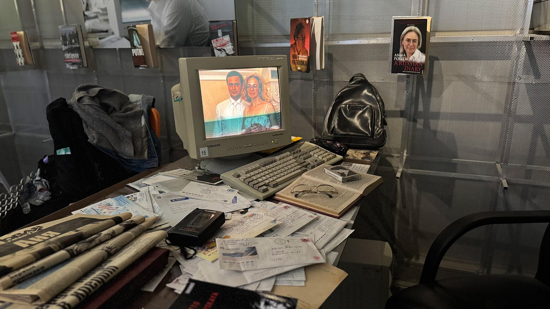 Ein Bild von Anna Politkowskaja auf ihrem ehemaligen Arbeitscomputer | ARD Moskau