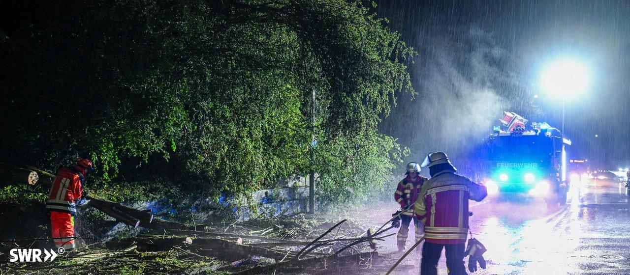 In der Nacht auf Freitag sind Hagel, Starkregen und Gewitter über das Land gezogen. In Baden-Württember sind die Einsatzkräfte in der Nacht mit den Aufräumarbeiten beschäftigt.